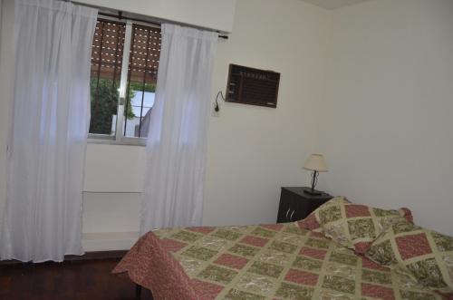 1 dormitorio con cama y ventana en Apartamento Gutierrez en Mendoza