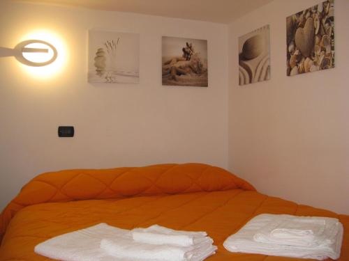 レッチェにあるSuite Li Figuliのベッドルーム1室(ベッド1台、タオル2枚付)