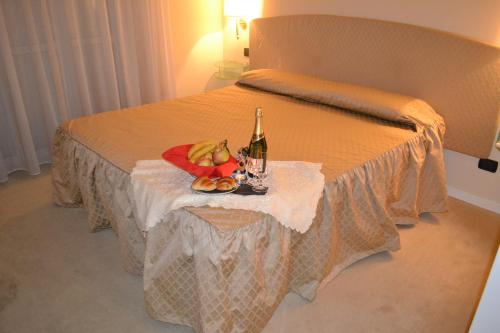a hotel room with a bed and a table at Hotel Il Gatto in Rapallo