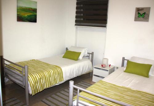 En eller flere senge i et værelse på Estoril House Family