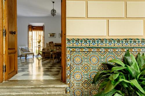 an open door into a living room with a tile floor at Apartamento Garcia Lorca II in Granada