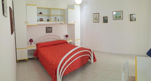 ガリポリにあるOleandri Holiday Homeのベッドルーム1室(赤い掛け布団付きのベッド1台付)