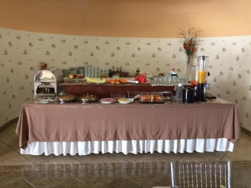 un tavolo con del cibo sopra in una stanza di Augustu's Hotel ad Altamira