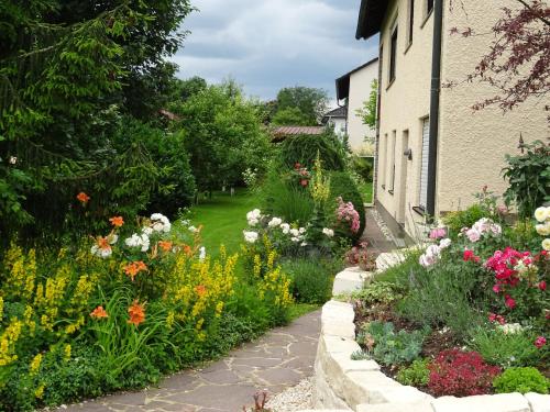 a garden of flowers next to a building at Ferienwohnung Klaus in Ebermannstadt