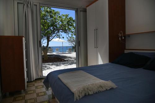 sypialnia z łóżkiem i dużym oknem w obiekcie Buric House - Apartment Vintage w Rovinj
