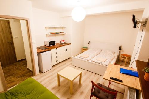 a small room with a bed and a kitchen at Apartments Pod Kotlom in Vysoké Tatry