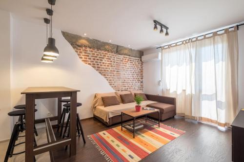 ein Wohnzimmer mit Sofa und Tisch in der Unterkunft Golden Dome view Apartment in Sofia