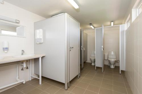 łazienka z 2 toaletami i 2 umywalkami w obiekcie Vanamõisa Caravan Park w mieście Saue