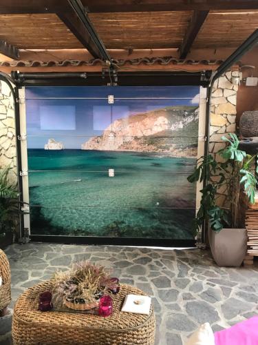 una gran pintura del océano en una pared en Domus de Janas Rooms Gonnesa, en Gonnesa