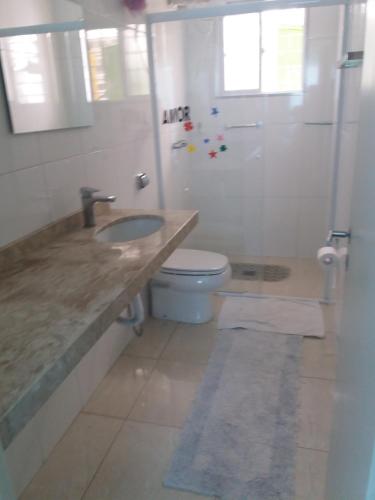 Koupelna v ubytování Casa com garagem em condomínio