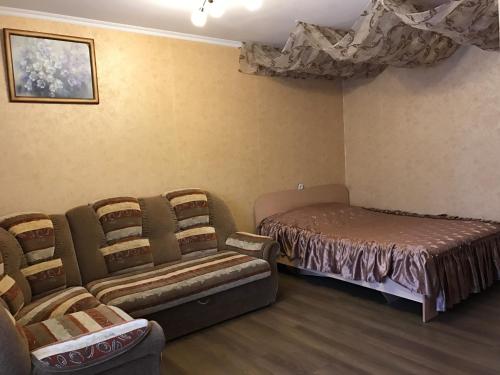 Кровать или кровати в номере Apartment ob Stroitelei 20