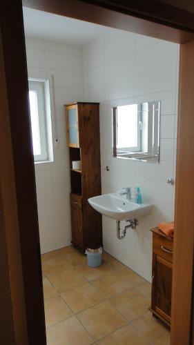a bathroom with a sink and a mirror at Kumm Wedder in Insel Poel