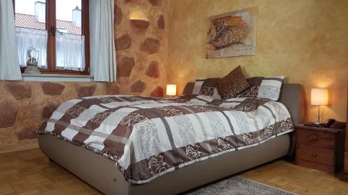 sypialnia z łóżkiem i kamienną ścianą w obiekcie Villa Casa w mieście Bad Tölz