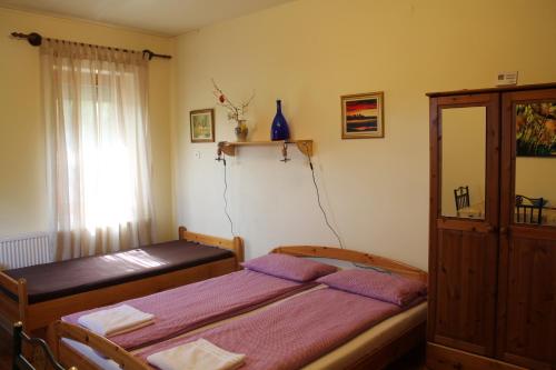 Una cama o camas en una habitación de Vargapartman
