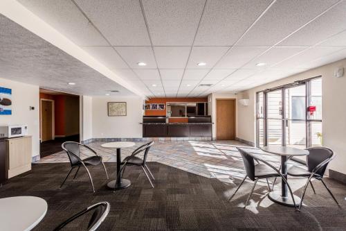 an office with tables and chairs and a kitchen at Motel 6-Great Falls, MT in Great Falls