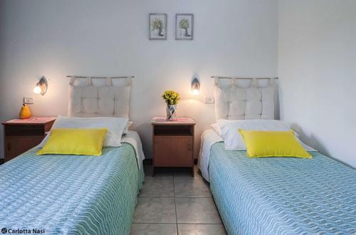 two beds sitting next to each other in a bedroom at La Calla in Monghidoro