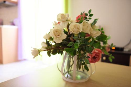 a vase filled with flowers sitting on a table at Aella Studios in Panagioúda