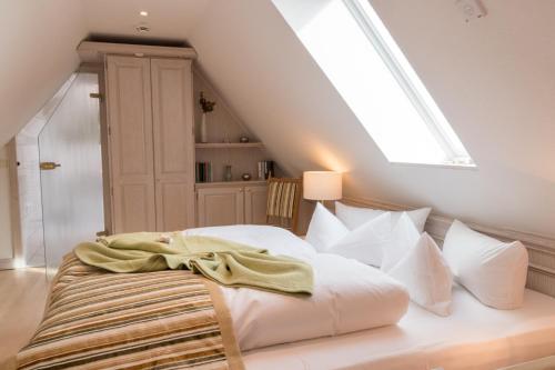 Ένα ή περισσότερα κρεβάτια σε δωμάτιο στο Romantik Hotel Fischerwiege