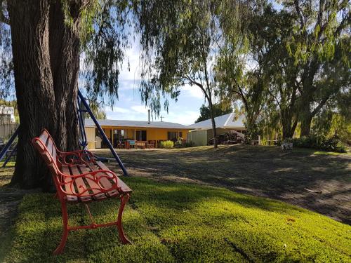 Gallery image of Amazing River House in North Yunderup