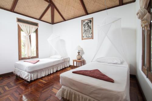 Кровать или кровати в номере Tropical Garden Bungalow