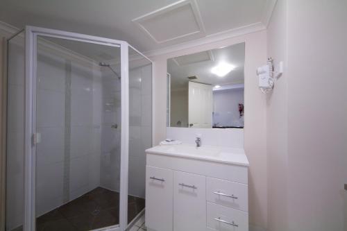 Et badeværelse på Rockhampton Serviced Apartments
