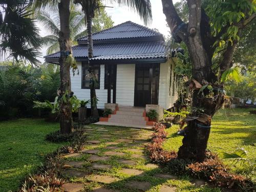 Κήπος έξω από το Villa Thakhek