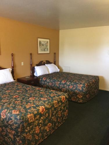 um quarto de hotel com duas camas num quarto em Deluxe Inn em Hebron
