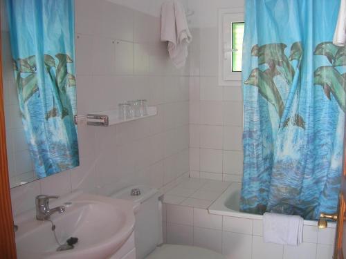 A bathroom at Pensión Las Tres Golondrinas