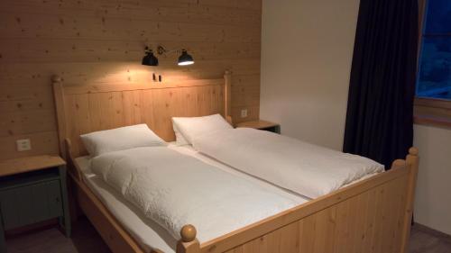 Un pat sau paturi într-o cameră la B&B Chasa Arfusch
