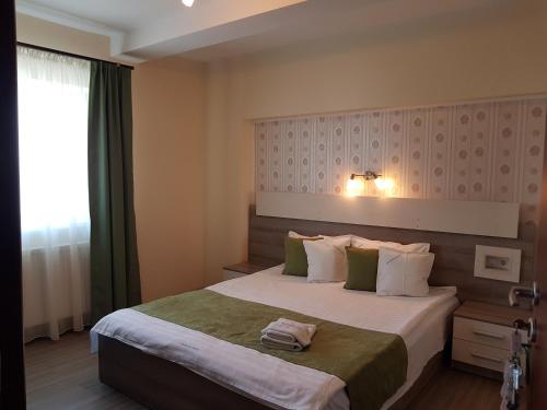 um quarto com uma cama grande num quarto em Pensiunea Verde em Cluj-Napoca
