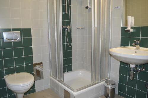 y baño con ducha, aseo y lavamanos. en Gästehaus der LK-Technik Mold, en Mold