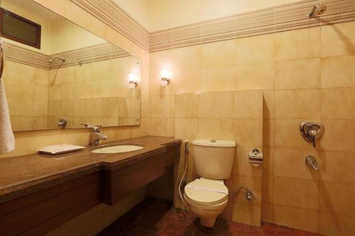 高哈蒂的住宿－千禧酒店，一间带卫生间和水槽的浴室