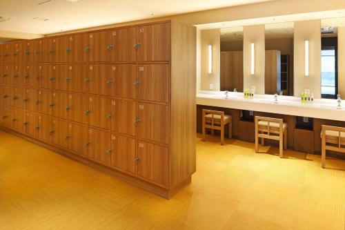 a dressing room with wooden lockers and a counter at Hakone Kowakien Tenyu in Hakone