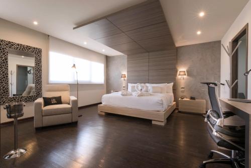 a bedroom with a bed and a chair and a mirror at Hotel Riazor Aeropuerto in Mexico City