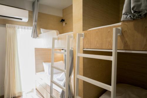 Divstāvu gulta vai divstāvu gultas numurā naktsmītnē Pakping Hostel