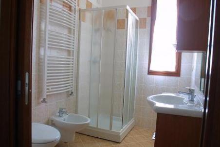 y baño con ducha, aseo y lavamanos. en Residence Mini Sayonara, en Lido di Jesolo