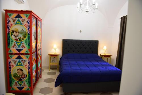 En eller flere senger på et rom på palazzo Clarenza di San Domenico