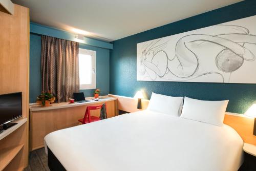 A bed or beds in a room at ibis Antibes Sophia-Antipolis
