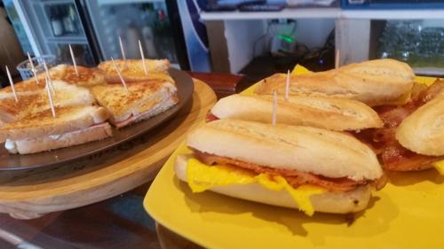 un sándwich en un plato amarillo en una mesa en Hostal Isla Playa, en Isla
