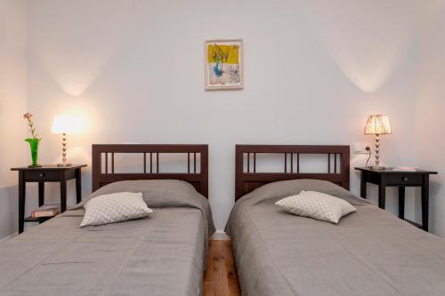 A bed or beds in a room at Stone house Apartment Pelago