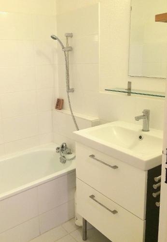 une salle de bain blanche avec un lavabo et une baignoire dans l'établissement Sanary, à Sanary-sur-Mer