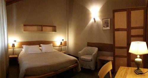 a hotel room with a bed and a chair at Sostio a Levante in Framura