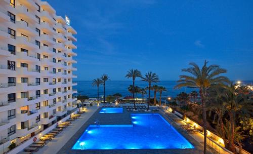 widok na hotel z basenem w nocy w obiekcie Hotel Ocean House Costa del Sol, Affiliated by Meliá w mieście Torremolinos