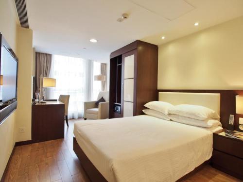 香港にあるアパートメント 218のベッドとテレビが備わるホテルルームです。