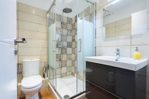 une salle de bain avec toilettes, lavabo et douche dans l'établissement Residence Michel Ange, à Cannes