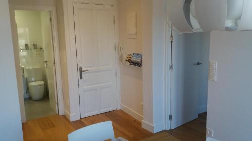 łazienka z białymi drzwiami i toaletą w obiekcie Larramendi Terrace Apartment w mieście San Sebastián