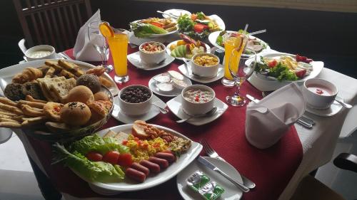 een tafel met borden eten op een tafel bij Xperience Hill-Top Beach Resort in Sharm El Sheikh