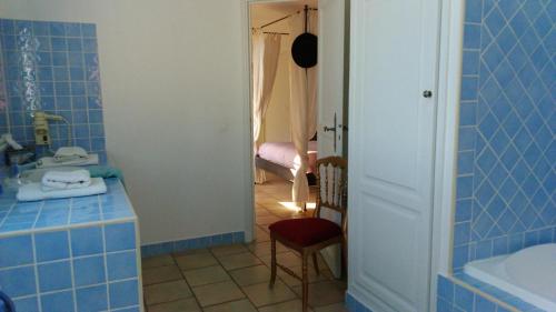 サント・マキシムにあるMavillaのバスルーム(バスタブ、シンク、シャワー付)