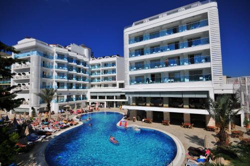 um hotel com piscina em frente a um edifício em Blue Bay Platinum em Marmaris