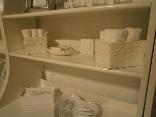 a shelf with folded towels in a bathroom at Vier Jahreszeiten Idyll in Schuttertal